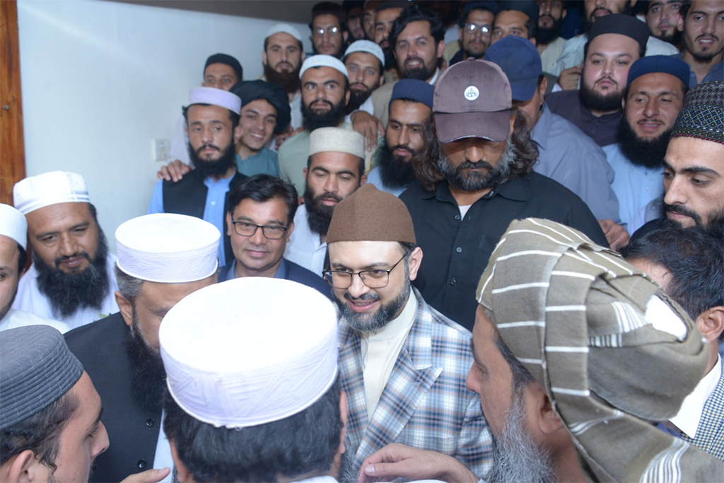 Dr Hassan Qadri Visits Jamia Haqiniya Akora Khatak