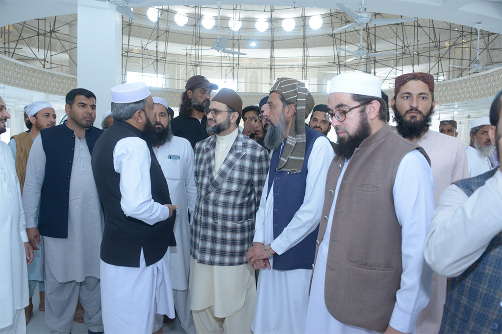 Dr Hassan Qadri Visits Jamia Haqiniya Akora Khatak