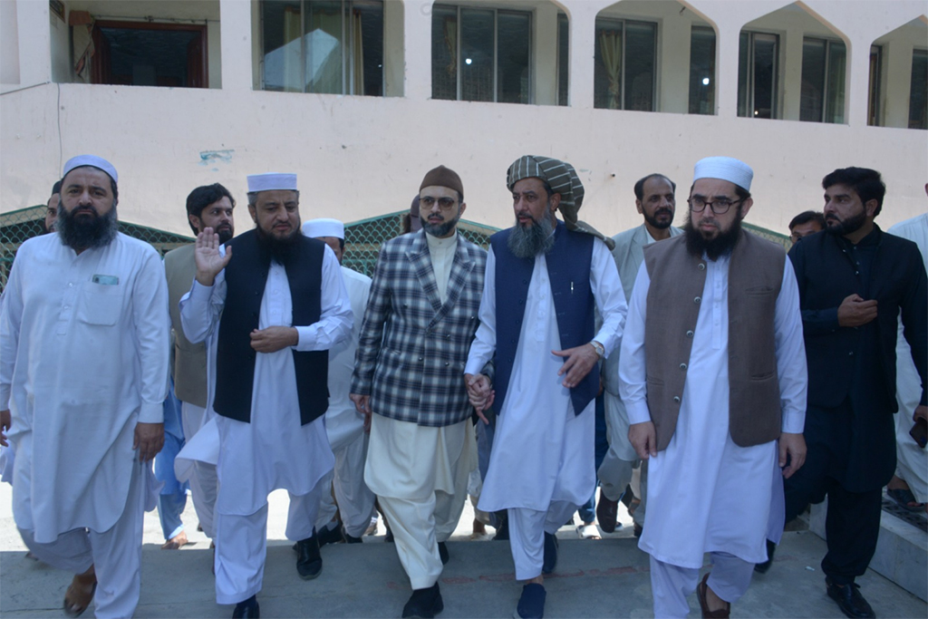 Dr Hassan Qadri Visits Jamia Haqiniya Akora Khatak