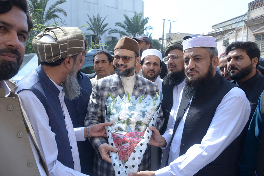 Dr Hassan Qadri Visits Jamia Haqiniya Akora Khatak