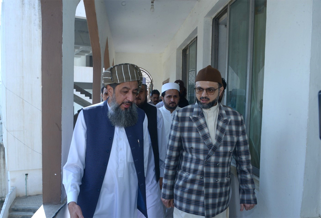 Dr Hassan Qadri Visits Jamia Haqiniya Akora Khatak