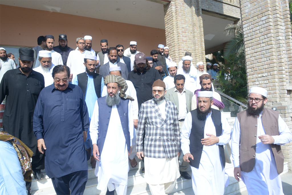 Dr Hassan Qadri Visits Jamia Haqiniya Akora Khatak