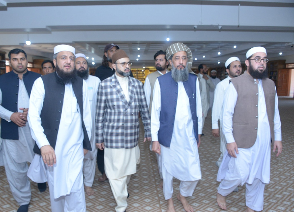 Dr Hassan Qadri Visits Jamia Haqiniya Akora Khatak