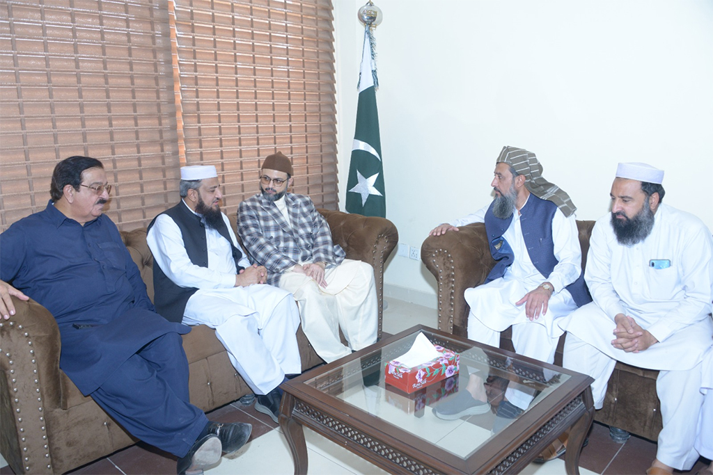 Dr Hassan Qadr met with Molana Sami ul Haq Sons in Akorakhatk-