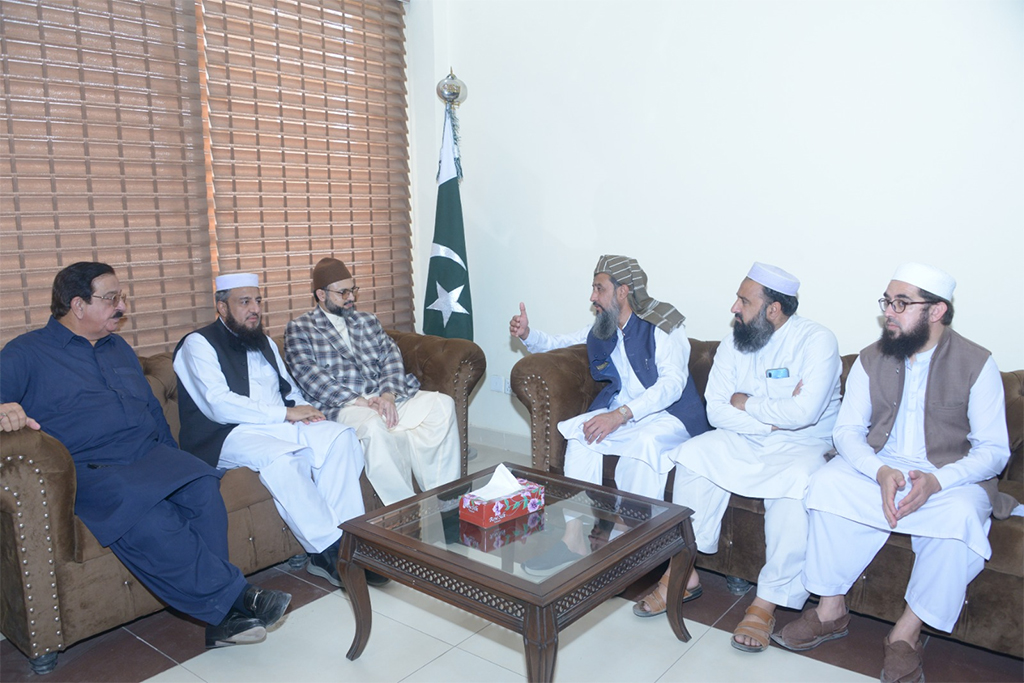 Dr Hassan Qadr met with Molana Sami ul Haq Sons in Akorakhatk-