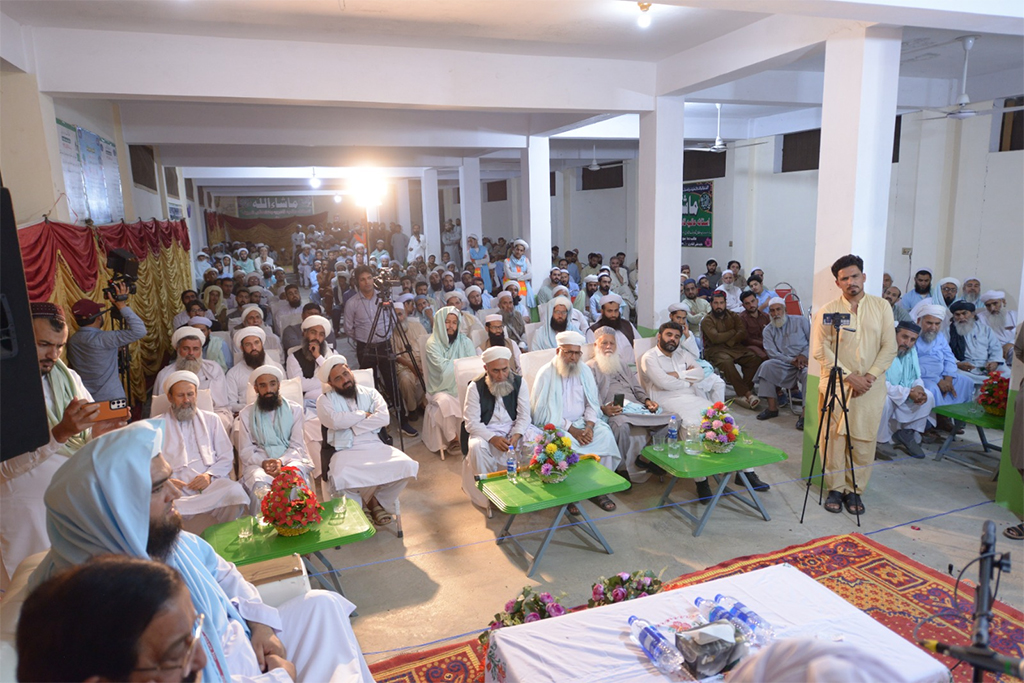 Dr-Hassan Qadri Arive at Astana Aliya Qadria Baghkundi Sharif