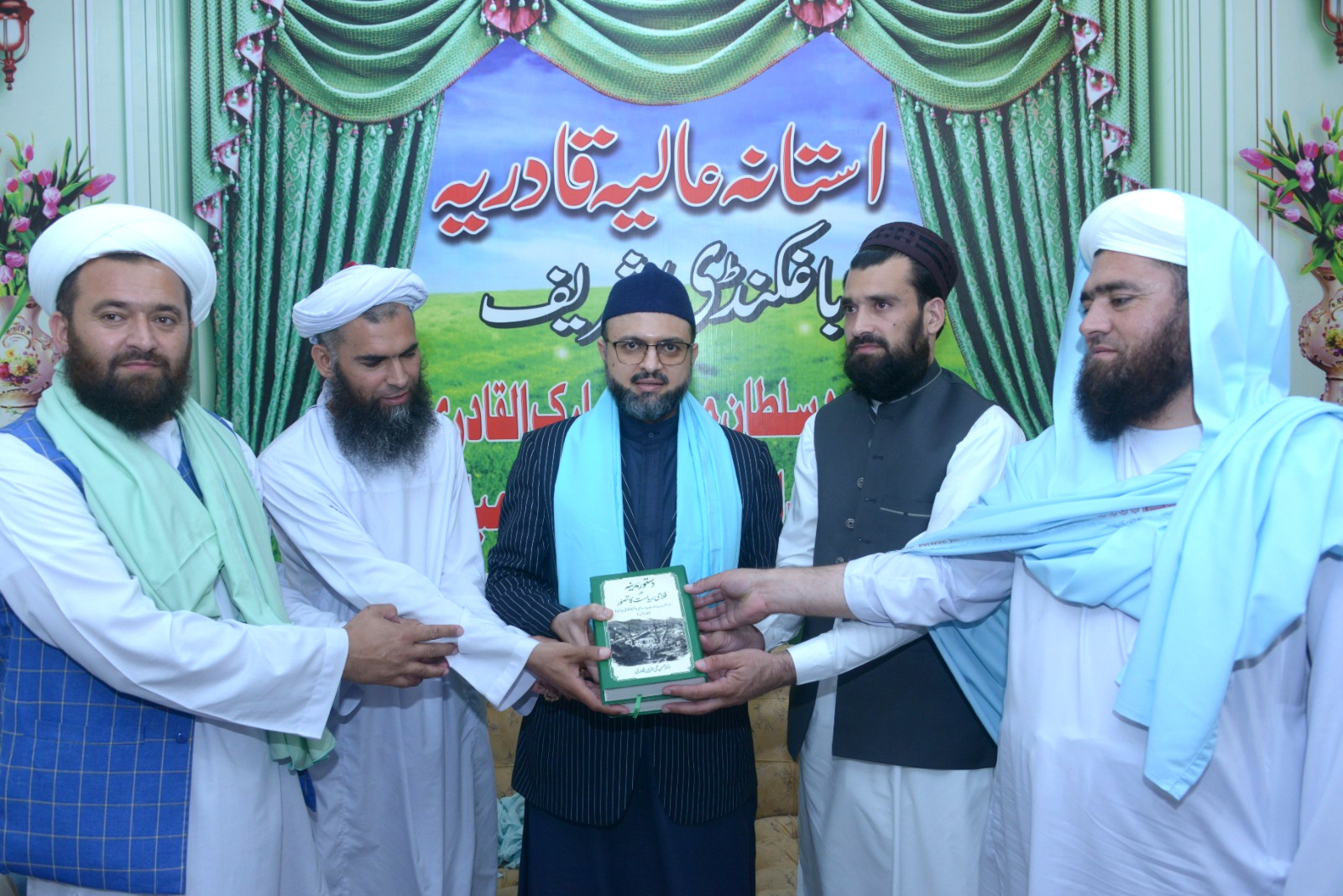 Dr-Hassan Qadri Arive at Astana Aliya Qadria Baghkundi Sharif