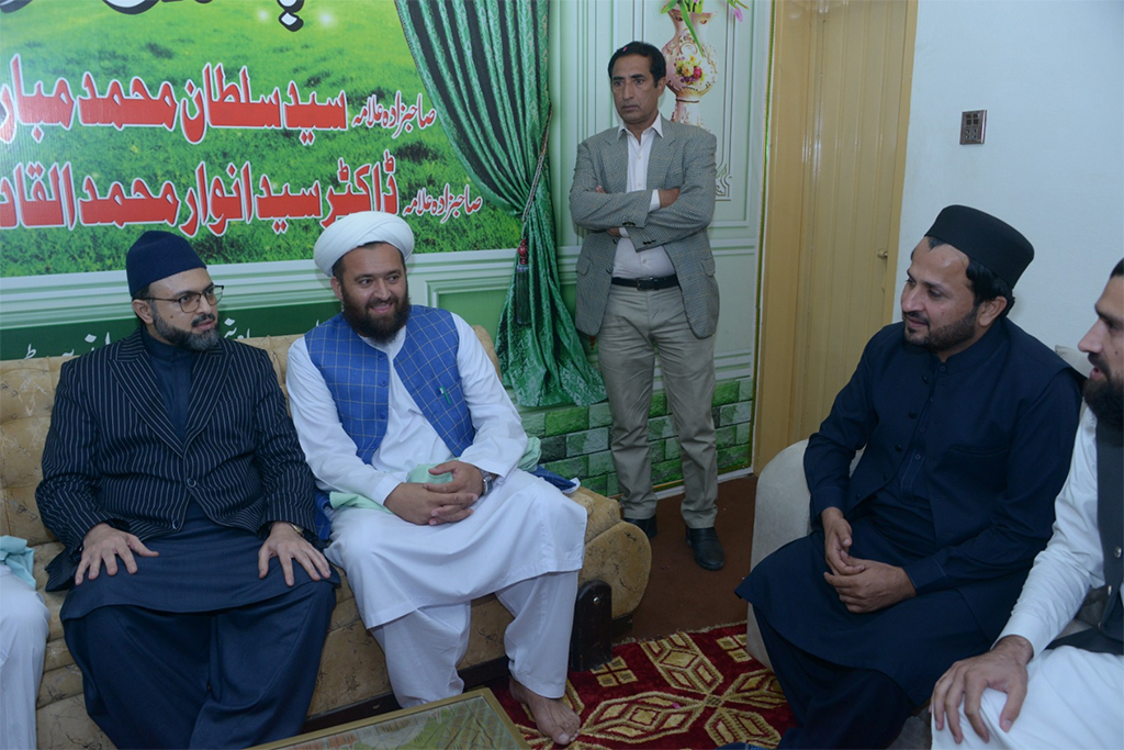 Dr-Hassan Qadri Arive at Astana Aliya Qadria Baghkundi Sharif