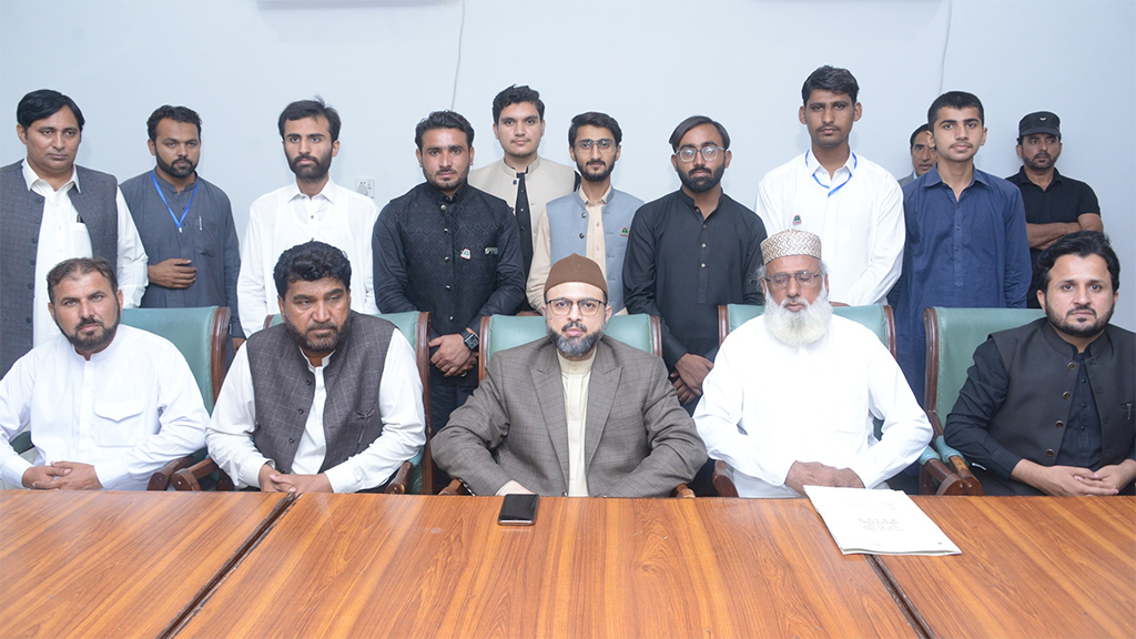 Dr Hassan Qadri Met with member of MQi  Dera Ismial Khan