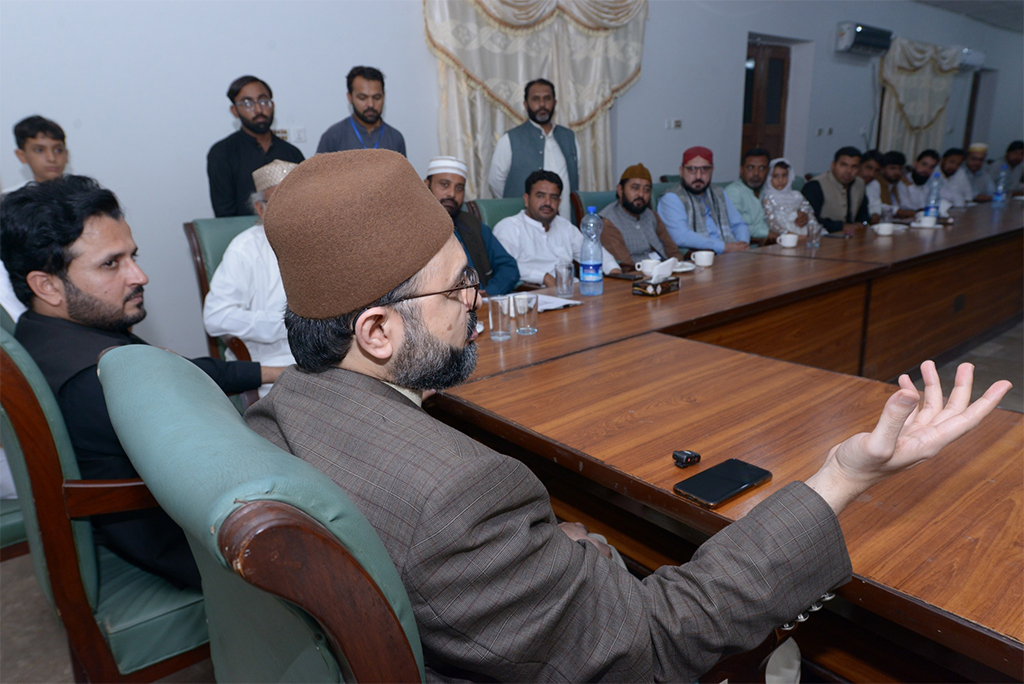 Dr Hassan Qadri Met with member of MQi  Dera Ismial Khan