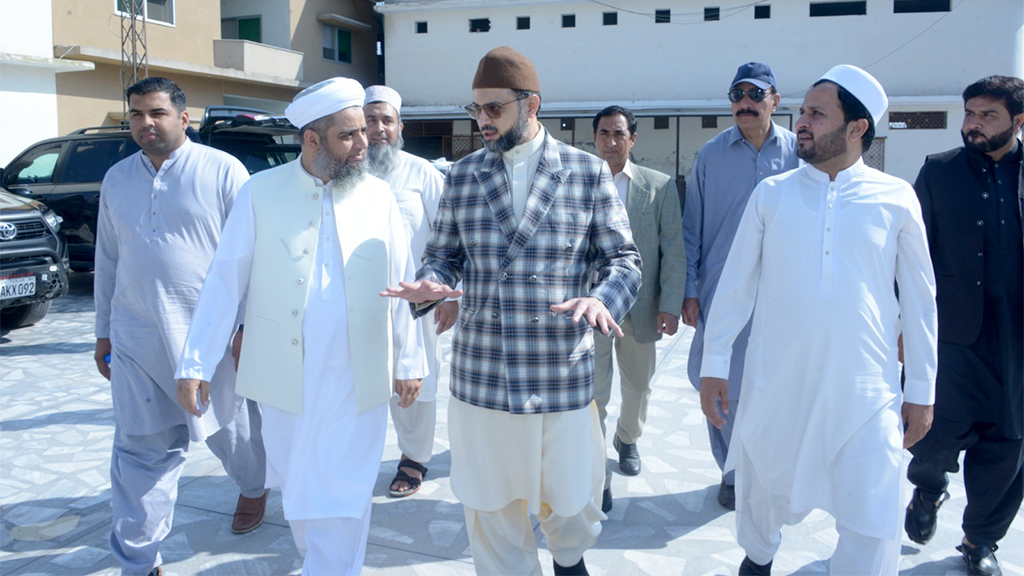 Dr Hassan Qadri Met with peer saeed hussain Qadri