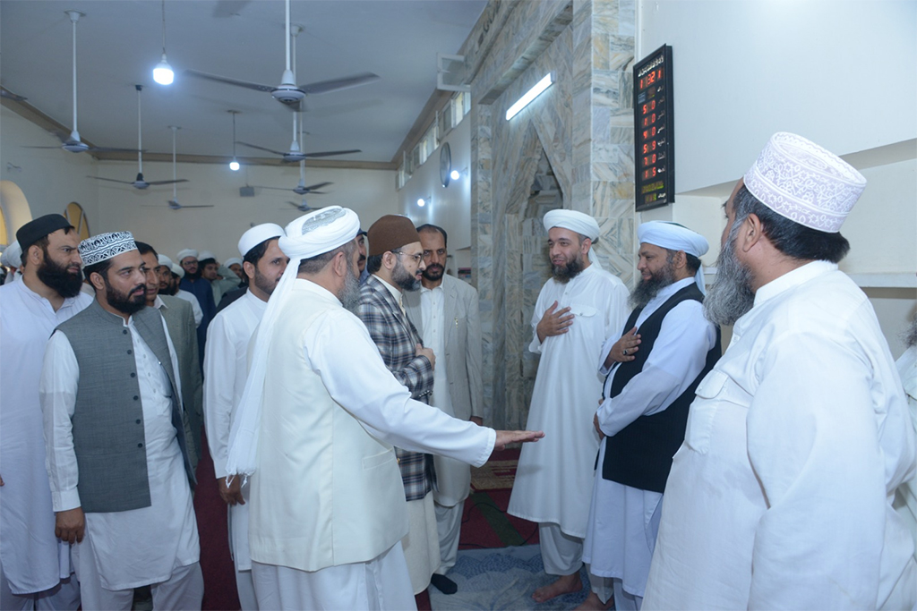 Dr Hassan Qadri Met with peer saeed hussain Qadri