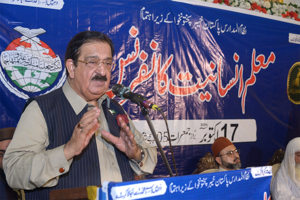 Dr Hassan Qadri addressing Muallim e insaniyat Conference in Peshawar