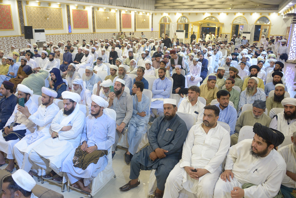 Dr Hassan Qadri addressing Muallim e insaniyat Conference in Peshawar