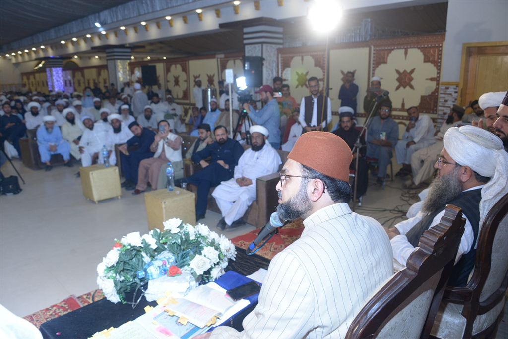 Dr Hassan Qadri addressing Muallim e insaniyat Conference in Peshawar