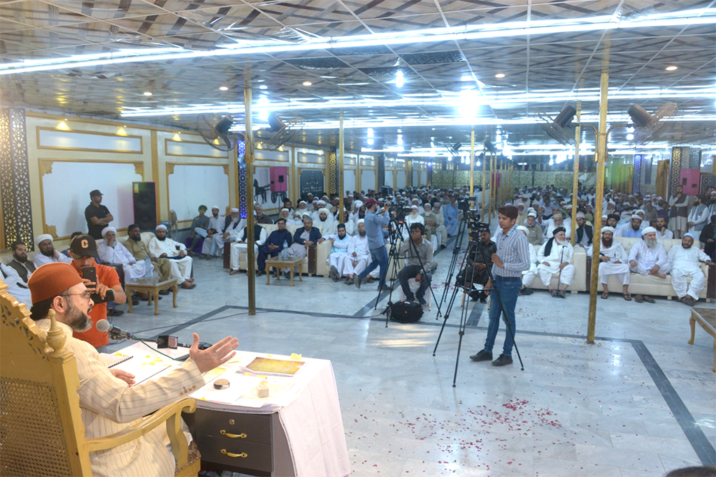 Dr Hassan Qadri addressing Rehma tul lilalmin Conference in Mardan