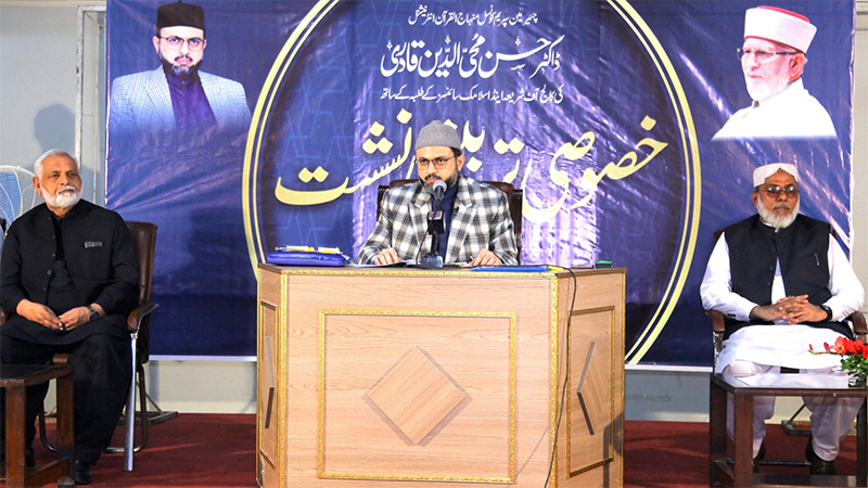 Dr Hassan Qadri addressing Training session with COSISstudents