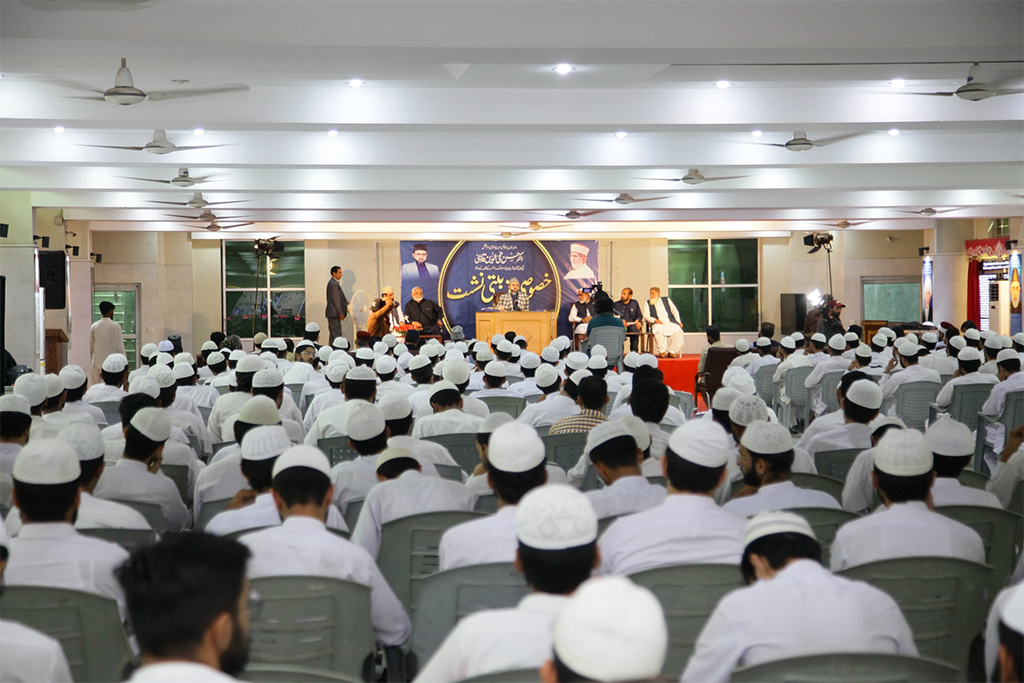 Dr Hassan Qadri addressing Training session with COSISstudents