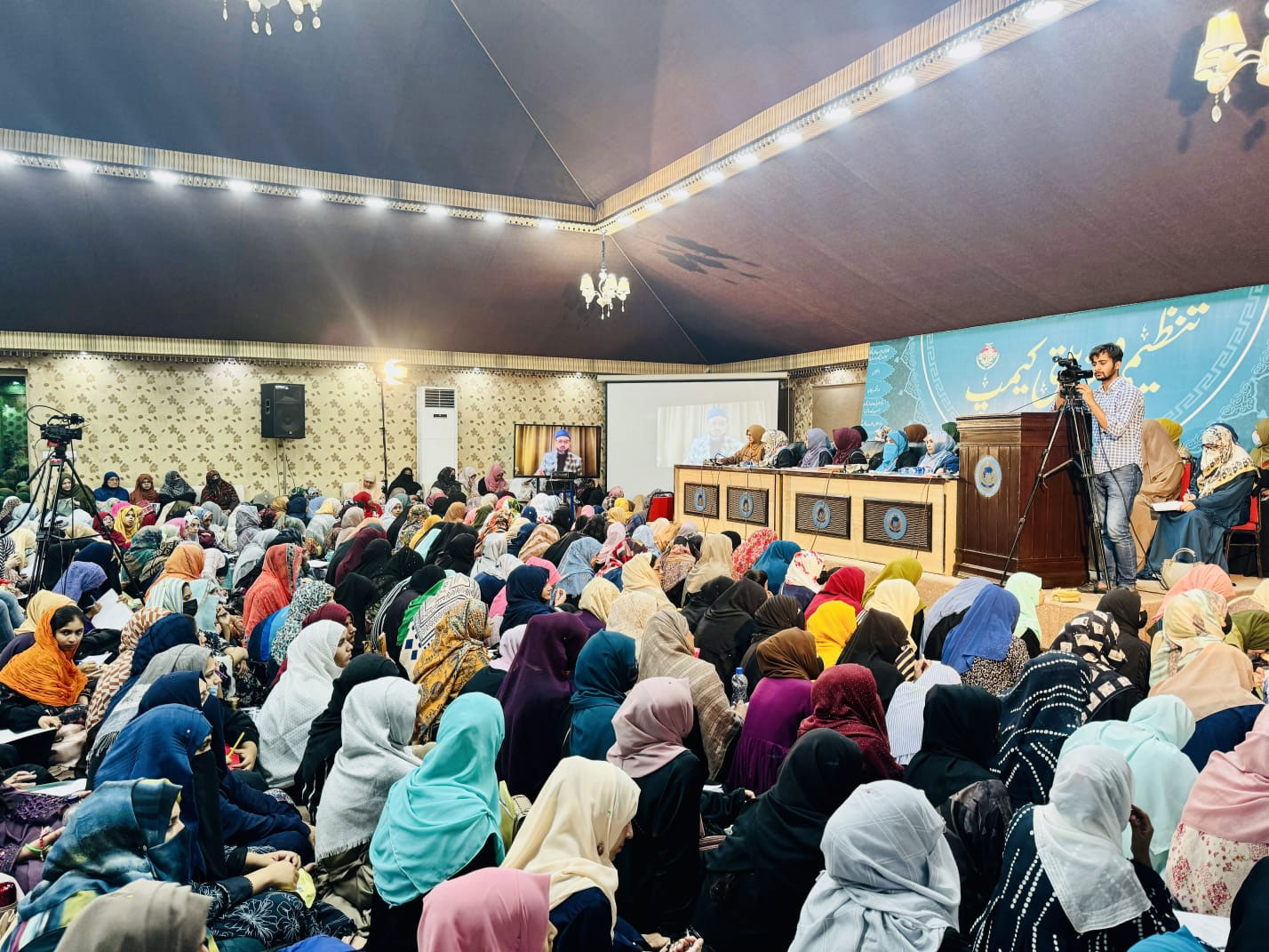 Dr Hassan Qadri adressing Tanzami Ijlas under MWL