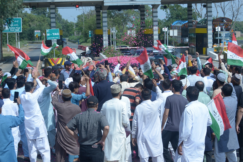 Dr Hassan Qadri received warm welcome on his arrival at Sheikhupura