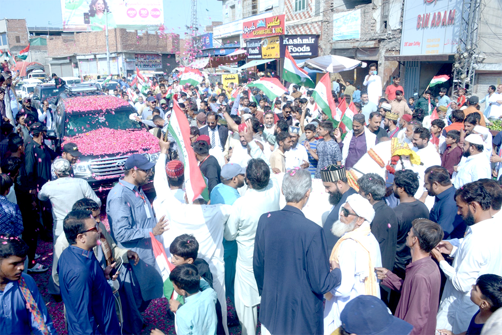 Dr Hassan Qadri received warm welcome on his arrival at Sheikhupura