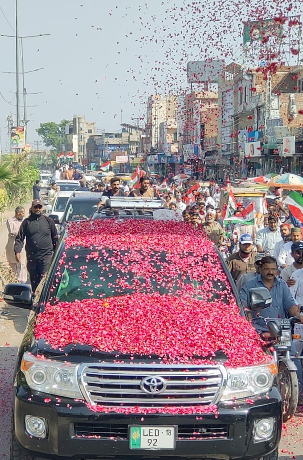 Dr Hassan Qadri received warm welcome on his arrival at Sheikhupura