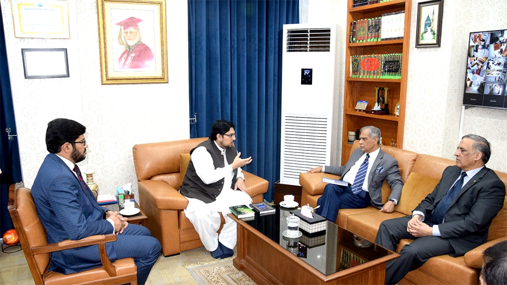 Dr Hussain Mohi-ud-Din Qadri meeting with Justice (r) Saqib Nisar at Minhaj University Lahore