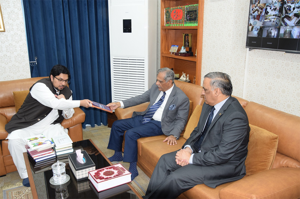 Dr Hussain Mohi-ud-Din Qadri meeting with Justice (r) Saqib Nisar at Minhaj University Lahore