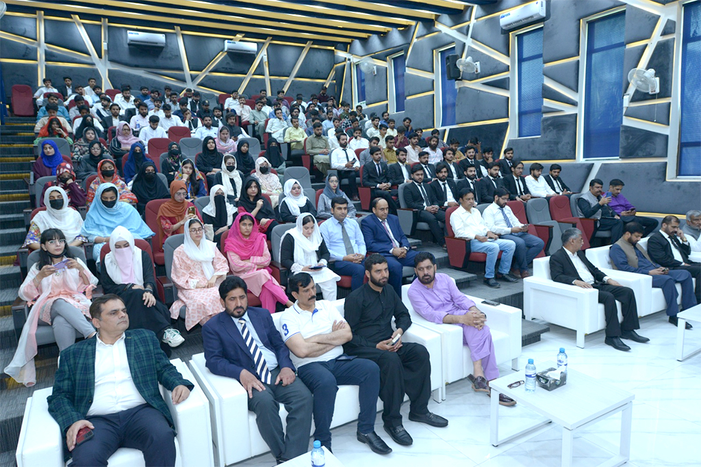 Dr Hussain Mohi-ud-Din Qadri meeting with Justice (r) Saqib Nisar at Minhaj University Lahore