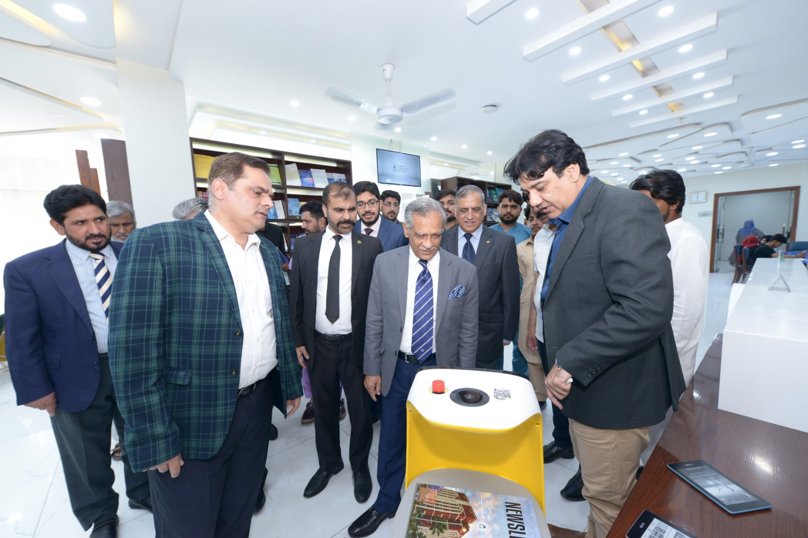 Dr Hussain Mohi-ud-Din Qadri meeting with Justice (r) Saqib Nisar at Minhaj University Lahore