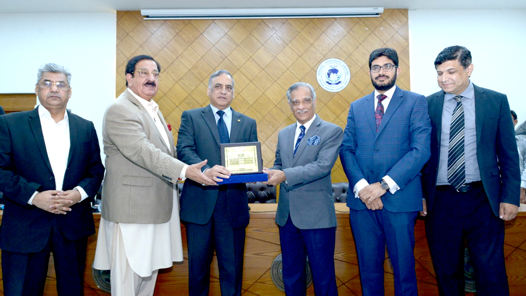Dr Hussain Mohi-ud-Din Qadri meeting with Justice (r) Saqib Nisar at Minhaj University Lahore