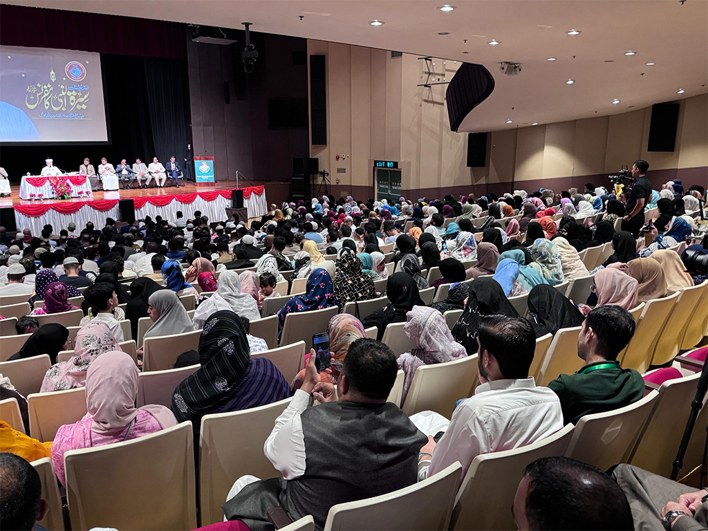 Dr Muhammad Tahir ul Qadri adressing Seerat un nabi Conference Hong Kong