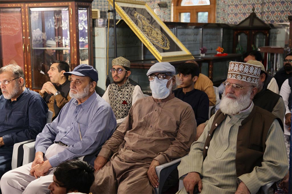 Dr hassan qadri addressing Mehfil Basilsila Bari Gyarvi Sharif in Gosha e Durood