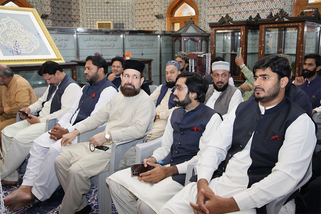 Dr hassan qadri addressing Mehfil Basilsila Bari Gyarvi Sharif in Gosha e Durood