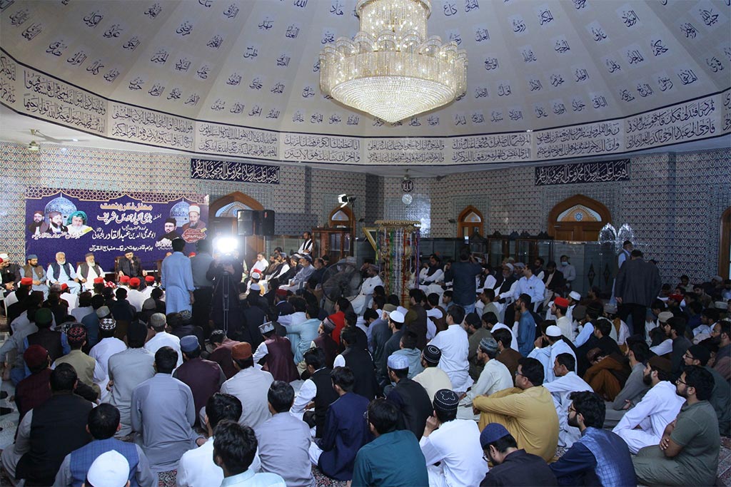 Dr hassan qadri addressing Mehfil Basilsila Bari Gyarvi Sharif in Gosha e Durood