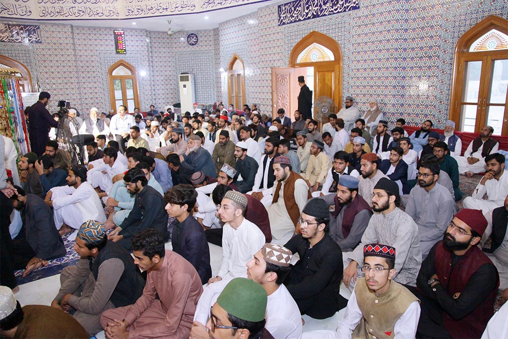 Dr hassan qadri addressing Mehfil Basilsila Bari Gyarvi Sharif in Gosha e Durood