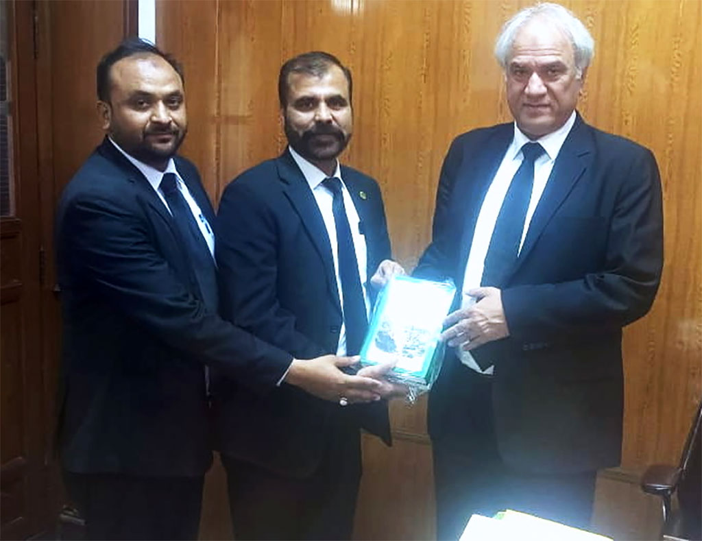 Gift book The Constitution of Madinah to judges and lawyers
