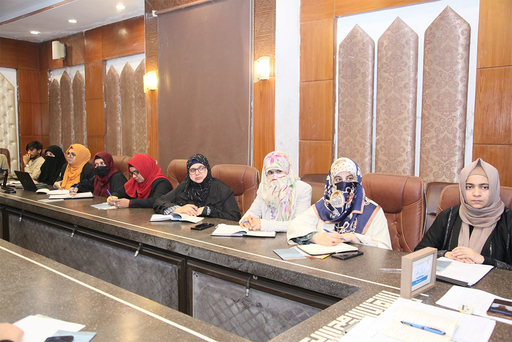 Marakaz e ilm Class under Minhaj Women Leauge