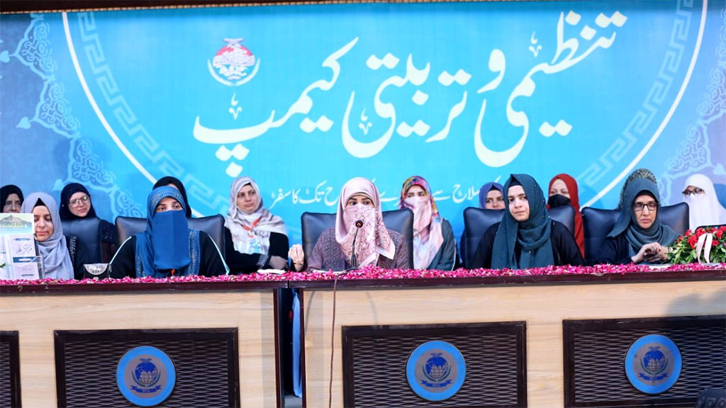 Miss Fizza Hussain Qadri adressing Tanzami Tarbeyati Camp under MWL