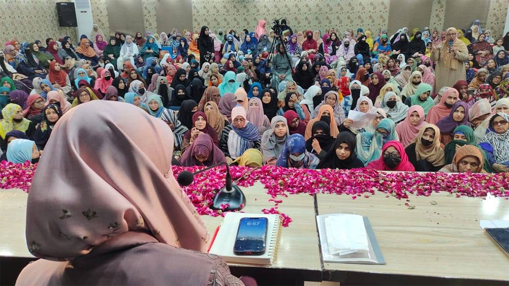 Miss Fizza Hussain Qadri adressing Tanzami Tarbeyati Camp under MWL