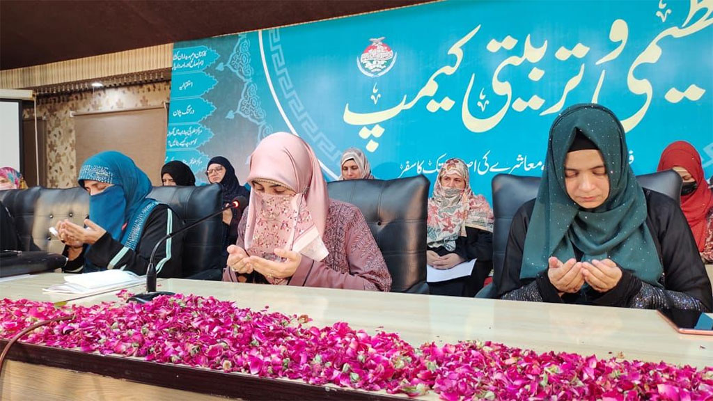 Miss Fizza Hussain Qadri adressing Tanzami Tarbeyati Camp under MWL