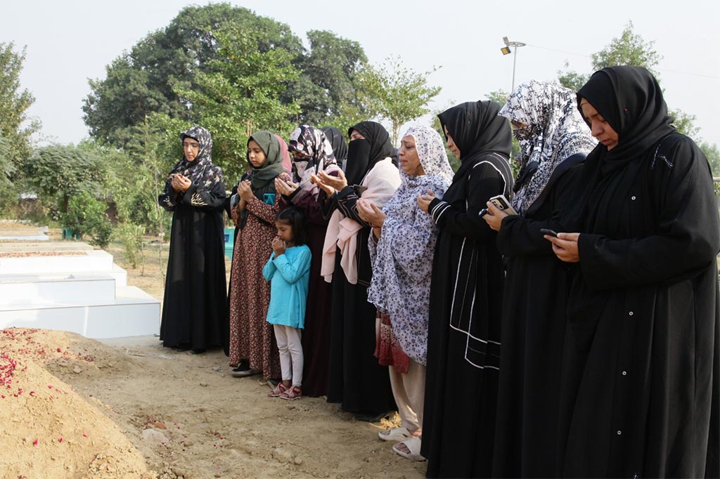 Mrs Fizza Hussain Qadri expressing condolences on death of Nazia Abdul Sattar