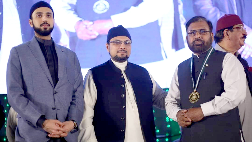 Sohail Ahmed Raza was awarded gold medal by MQi 