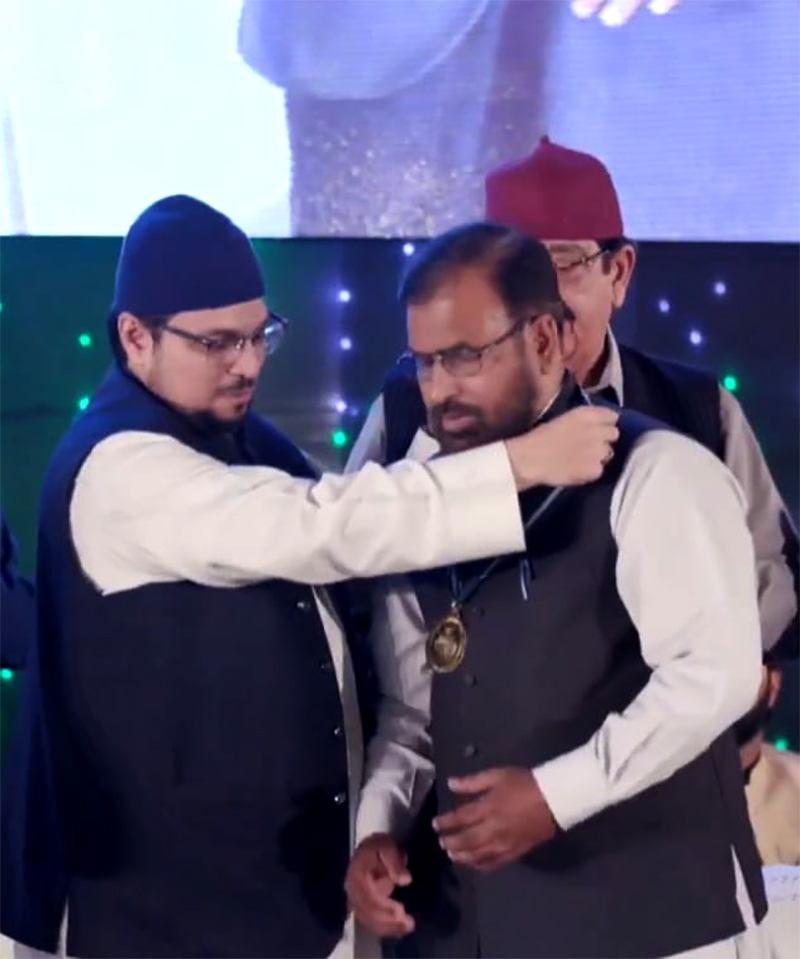 Sohail Ahmed Raza was awarded gold medal by MQi 