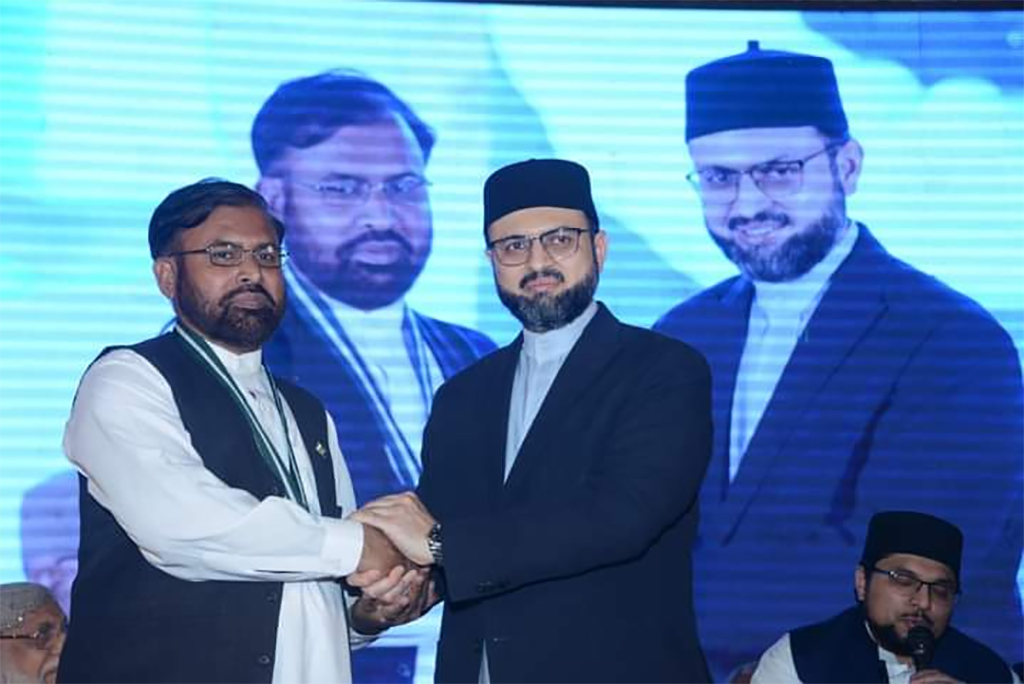 Sohail Ahmed Raza was awarded gold medal by MQi 