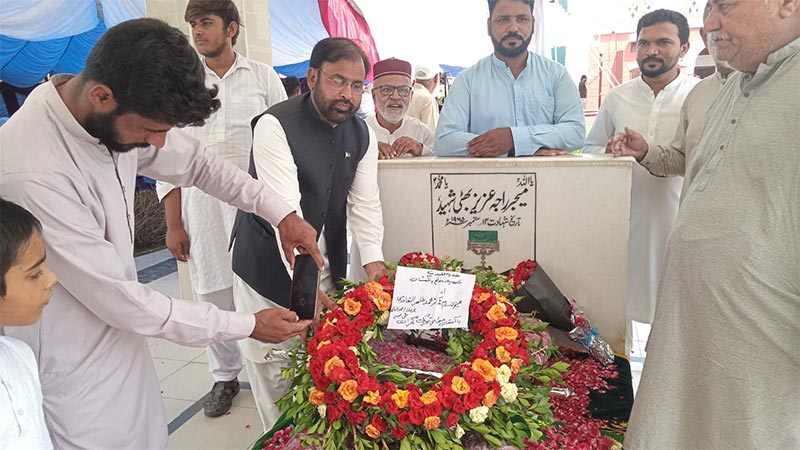 Wreath of flowers on the grave Major Aziz Bhatti Shaheed by MQi