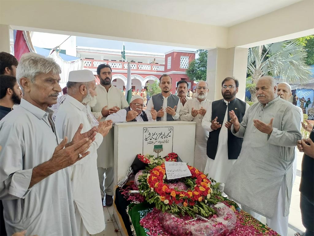 Wreath of flowers on the grave Major Aziz Bhatti Shaheed by MQi