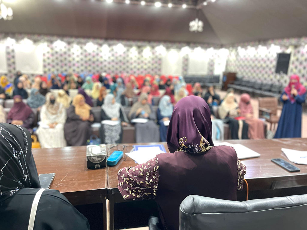 dr ghazala delivers lecture to scholers
