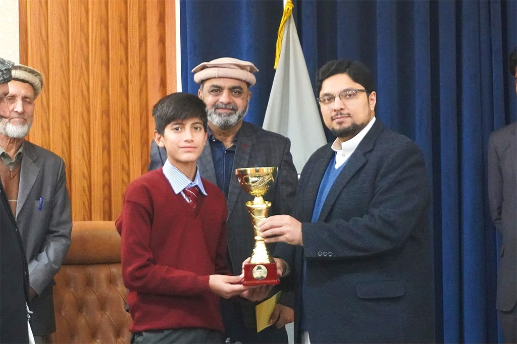 dr hussain greets aagosh for winning tournament