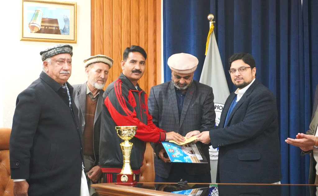 dr hussain greets aagosh for winning tournament